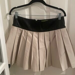 NWOT
Alice + Olivia Emilie Pleated Mini Skirt size 8